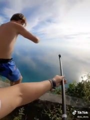 Il jette sa GoPro d'une falaise pour le filmer le saut de ce plongeur pro