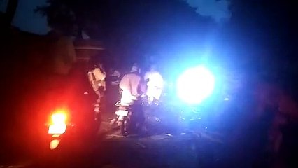 ओवर लोड ट्रक पलटने से दो घंटे तक लगा रहा जाम, लोग हुए परेशान