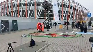 Le père Noël fait une chute impressionnante en testant un vélo très spécial