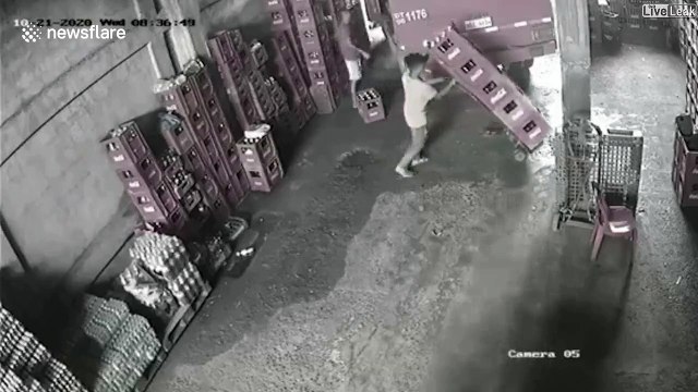 Il sauve un carton mais fait tomber tout le reste