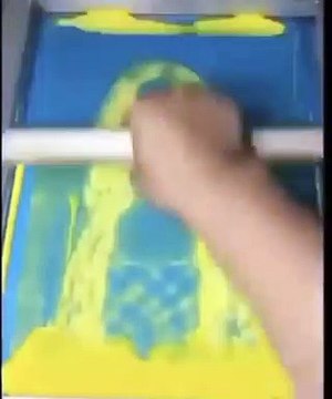 Cet artiste utilise 4 couleurs pour réaliser un tableau qui semble avoir été pris par un appareil photo