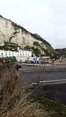 "Com gossos": el cas de Daniel, un camioner valencià atrapat a la Mànega