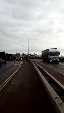 Com gossos : el cas de Daniel, un camioner valencià atrapat a la Mànega