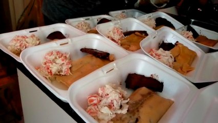 Solidaridad: Regalan un plato navideño a personas en condición de calle