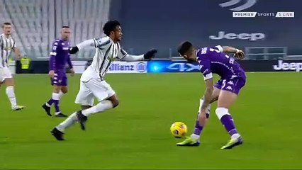Tình huống ăn thẻ đỏ trực tiếp của Juan Cuadrado trong trận đấu với Fiorentina