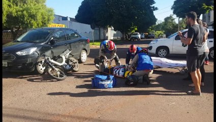 Condutor de motoneta fica ferido em colisão com Ford Ka no Coqueiral; câmera registrou o momento da batida