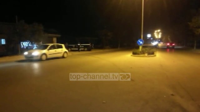 Berat/ Automjeti del nga rruga dhe përfundon në një dyqan ushqimor