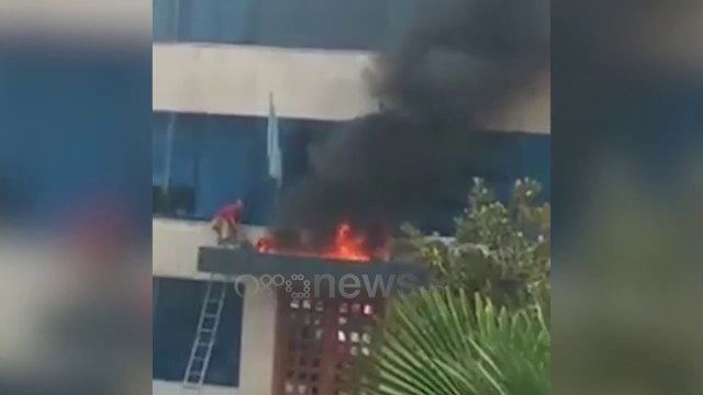 PO NDODH/ Hyrja e bashkisë Kamëz përfshihet nga flakët, shikoni videon