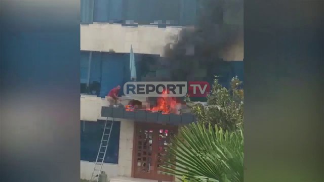 Report TV -Merr flakë hyrja e bashkisë së Kamzës, pamjet nga zjarri e tymi i zi