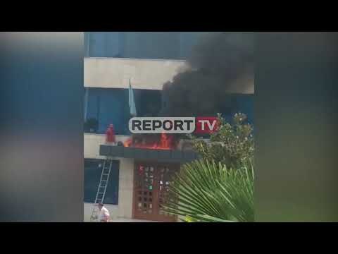 Report TV -Zjarr në bashkinë e Kamzës! Merr flakë kondicioneri i ndodhur sipër strehës