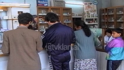 Tải video: Ministria e Shendetesise rregulla te reja per farmacite - (17 Tetor 2000)