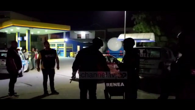 Agravon situata në Fier/ 31 vjeçari qëllon në ajër, në vendngjarje mbërrijnë edhe forcat Renea