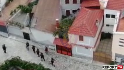 Korçë, subjekt i OFL-së tregtar droge, momentet kur policia i rrethon shtëpinë dhe e arreston