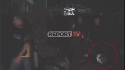 'Hidh armën e dil', policia me megafon në dorë prej dy orësh negociata me të rin për t'u dorëzuar
