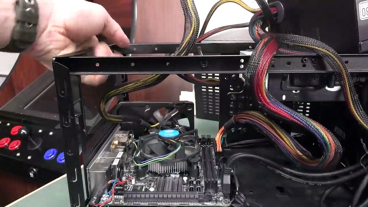 EEVblog #1357 - Dumpster Diving Santa PC