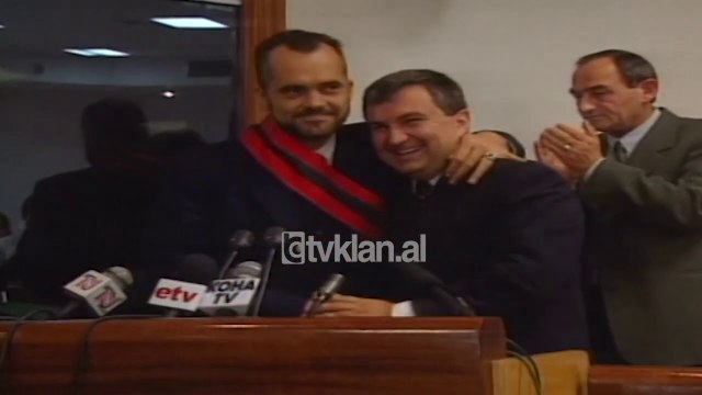Edi Rama merr detyren e kryebashkiakut te Tiranes (20 tetor 2000)