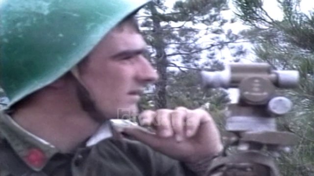 Efektivet e garnizonit te Shkodres stervitje ushtarake - (18 Tetor 2000)