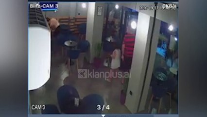 Me thike ne dore ne mes te lokalit