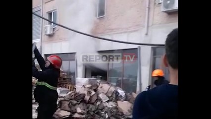 Download Video: Report TV - Zjarr në një fabrikë çantash në Gjirokastër, dyshohet prej shkëndijës elektrike