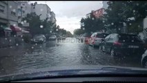 Report TV - Reshjet e dendura të shiut, përmbyten rrugët e qytetit të Durrësit