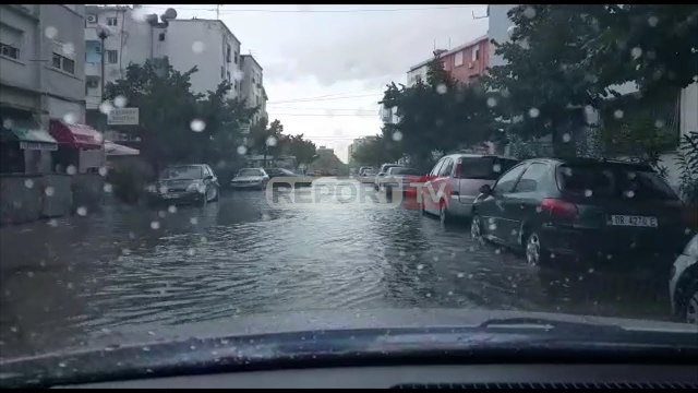 Report TV - Reshjet e dendura të shiut, përmbyten rrugët e qytetit të Durrësit