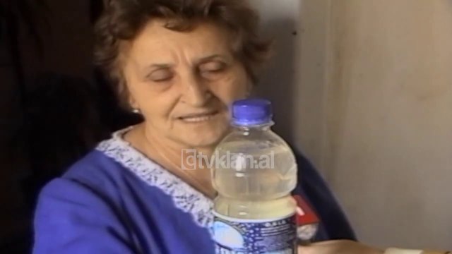 Uji i ndotur ne rrugen Qemal Stafa , banoret ne proteste (21 Tetor 2000)