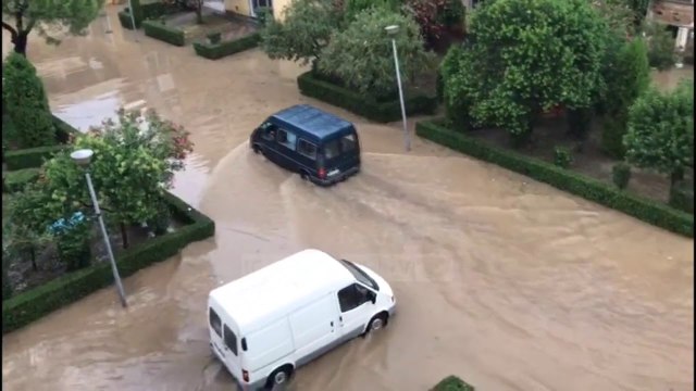 Top News - Moti me reshje shiu/ Bllokohen disa akse rrugore
