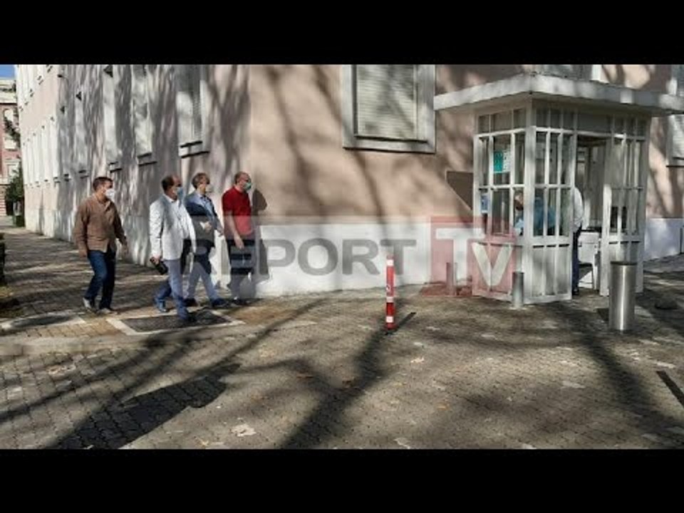 Një grup prej 4 mjekësh fillojnë takimin me Ramën në Kryeministri! Të pranishëm Manastirliu dhe Joti