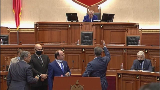 Ora News - Alimadhi bllokon foltoren, Ruçi e përjashton nga Kuvendi