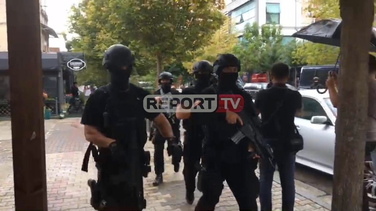 Elbasan, momentet kur RENEA vjen të neutralizojë personin që po qëllon me kallash ndaj policisë