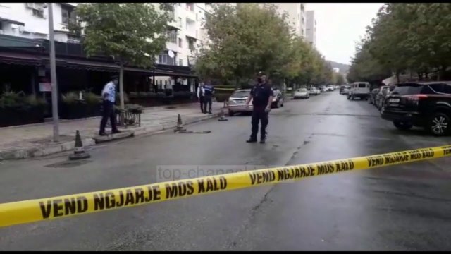 Top News - Elbasan, qëllon policinë/ 71-vjeçari i rrethuar, s’dorezohët