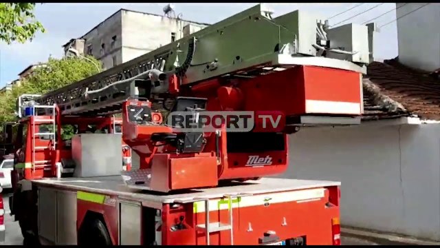 Elbasan/ Mbërrin zjarrëfikësja! Do tentohet evakuimi i 71-vjeçarit nga banesa
