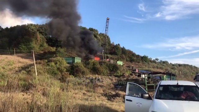 Ora News - Mallakastër, përfshihet nga flakët një pus nafte