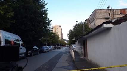 Nxehet situata në Elbasan/ 71-vjeçari nuk dorëzohet, qëllon sërish, dëgjohet shpërthim në zonë!