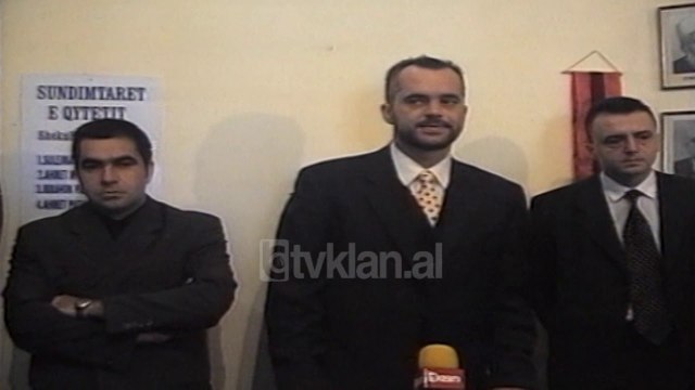 Kryebashkiaku Rama prezanton dy nenkryetaret e Bashkise se Tiranes - (23 Tetor 2000)