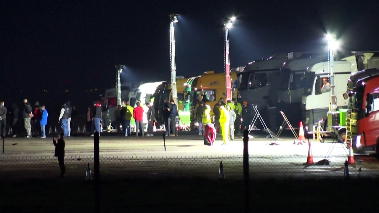 Frankreich öffnet Grenze - Massentests für Lkw-Fahrer in Dover