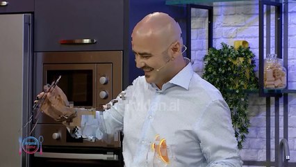 Barmeni Redi Panariti tregon si te pergatisni kokteilin Spritz