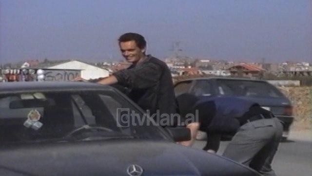 Policia masa sigurie per mitingun e PD, FNSH kontrolle ne hyrje te Tiranes - (26 Tetor 2000)