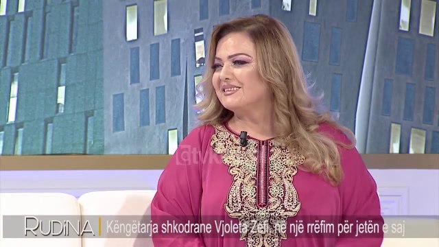 Kengetarja e muzikes popullore merr dhurate per 60-vjetorin, nje kenge nga i biri