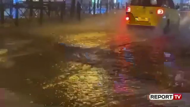Tiranë, shirat e dendur përmbysin rrugët gjatë natës, situata kthehet në normalitet gjatë mëngjesit