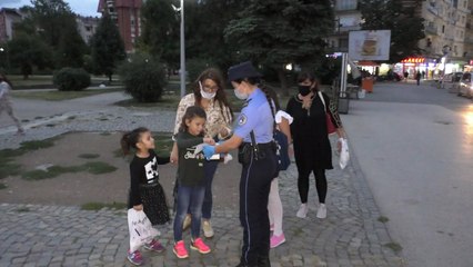 Policët e Gjakovës shpërndajnë maska-Lajme