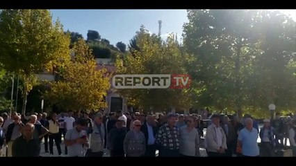 Report TV - Banorët e Selenicës në protestë, kundërshtojnë ndërprerjen e punimeve të rrugës