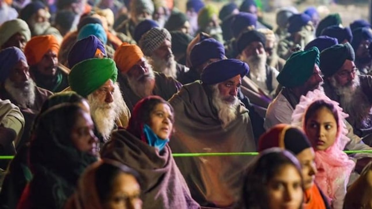 Farmers' protest: Team of volunteers offers laundry service at Singhu border