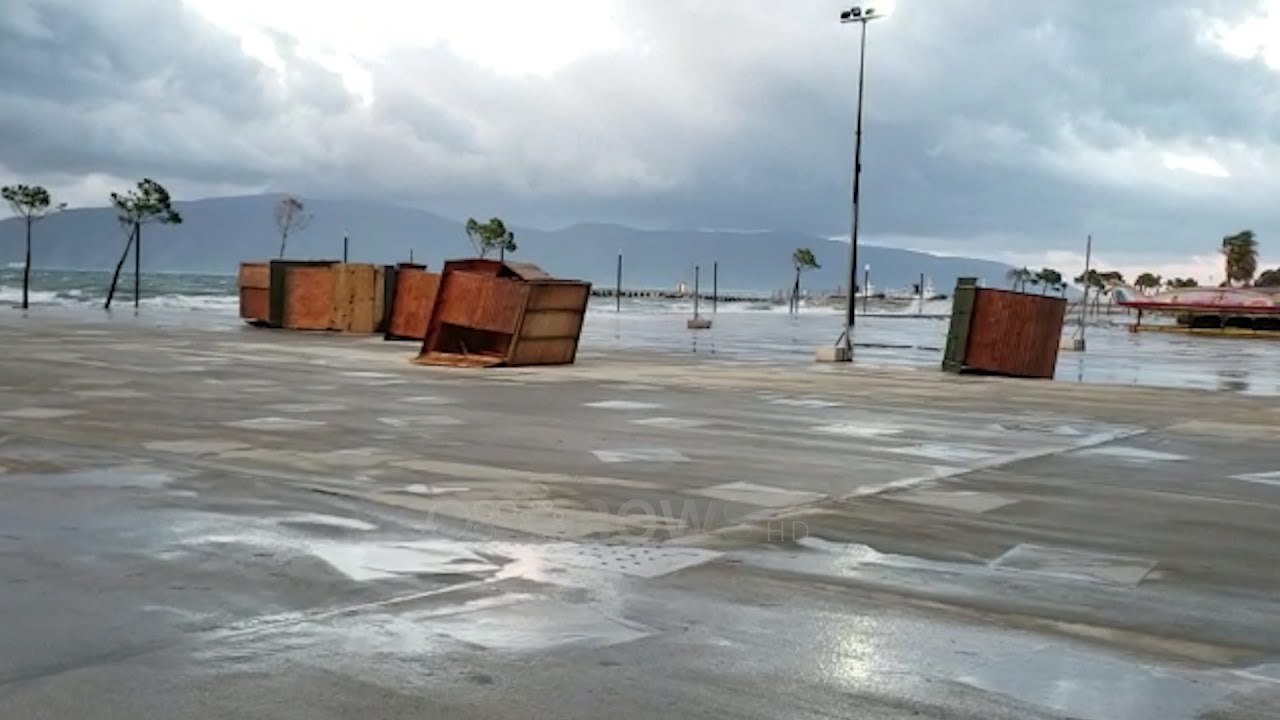 Ora News - Stuhia rrëzon pemë e dëmton kabinat e plazhit në Vlorë