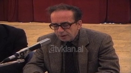 Ismail Kadare promovon ne Tirane librin "Lulet e ftohta të marsit" (27 Tetor 2000)