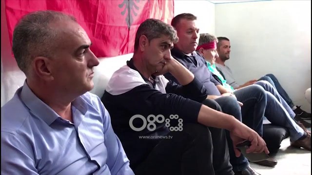 Ora News - Naftëtarët e Ballshit në grevë urie brenda uzinës