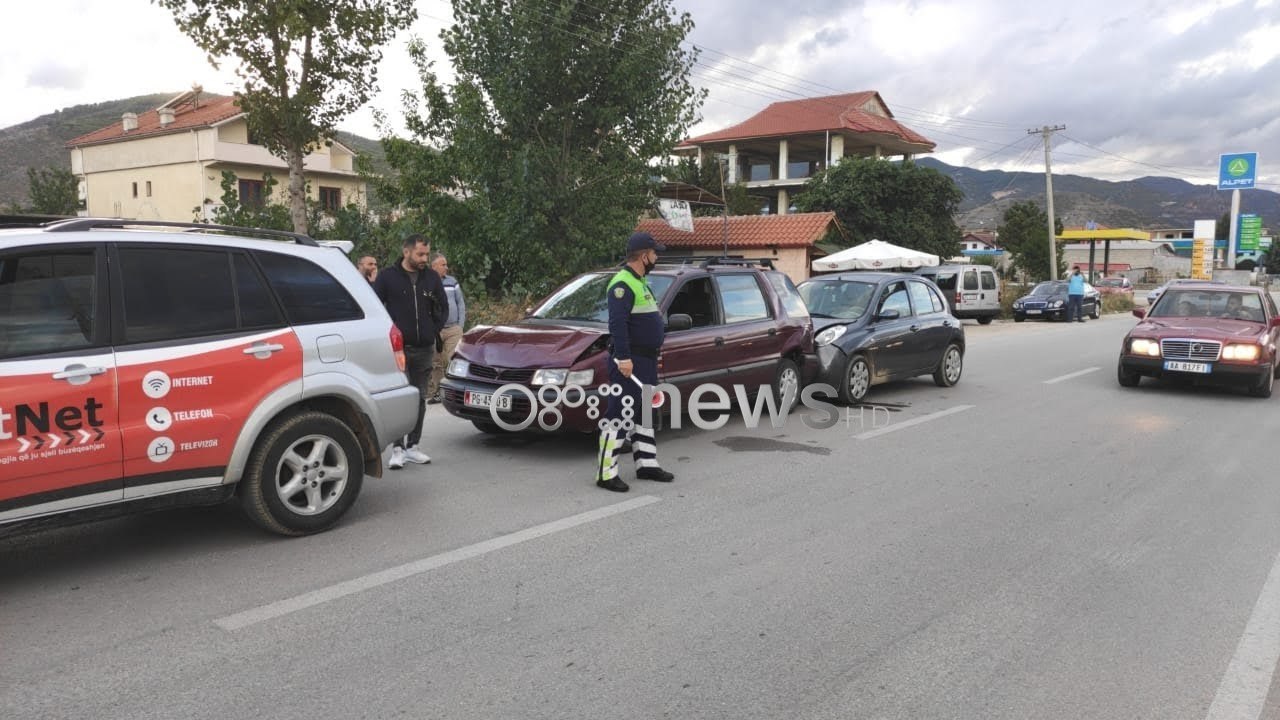 Ora News - Aksident në Pogradec/ Shoferi frenon gabim, dy makina i ngjiten nga pas