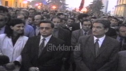 Policia nuk jep leje per mitingun e PD-se perpara Kryeministrise (1 Nentor 2000)