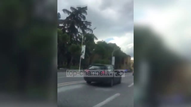 Në qender të Tiranës, burri i shtrirë në tokë. Policët i vijnë në ndihmë, ja ç’ndodhi
