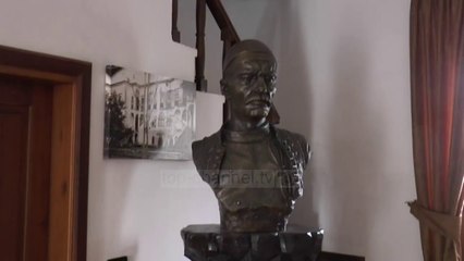 Top News - Busti i Isa Boletinit/ Në muzeun kombëtar të pavarësisë